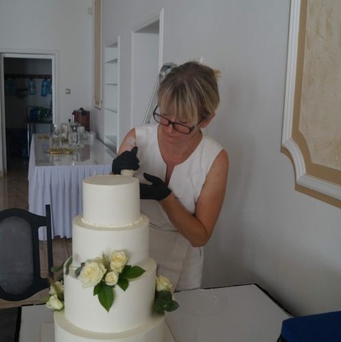 Dekorowanie tortu ślubnego